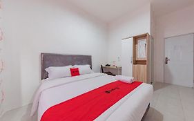 RedDoorz Syariah Plus near Tugu Bubur Ayam Cianjur
